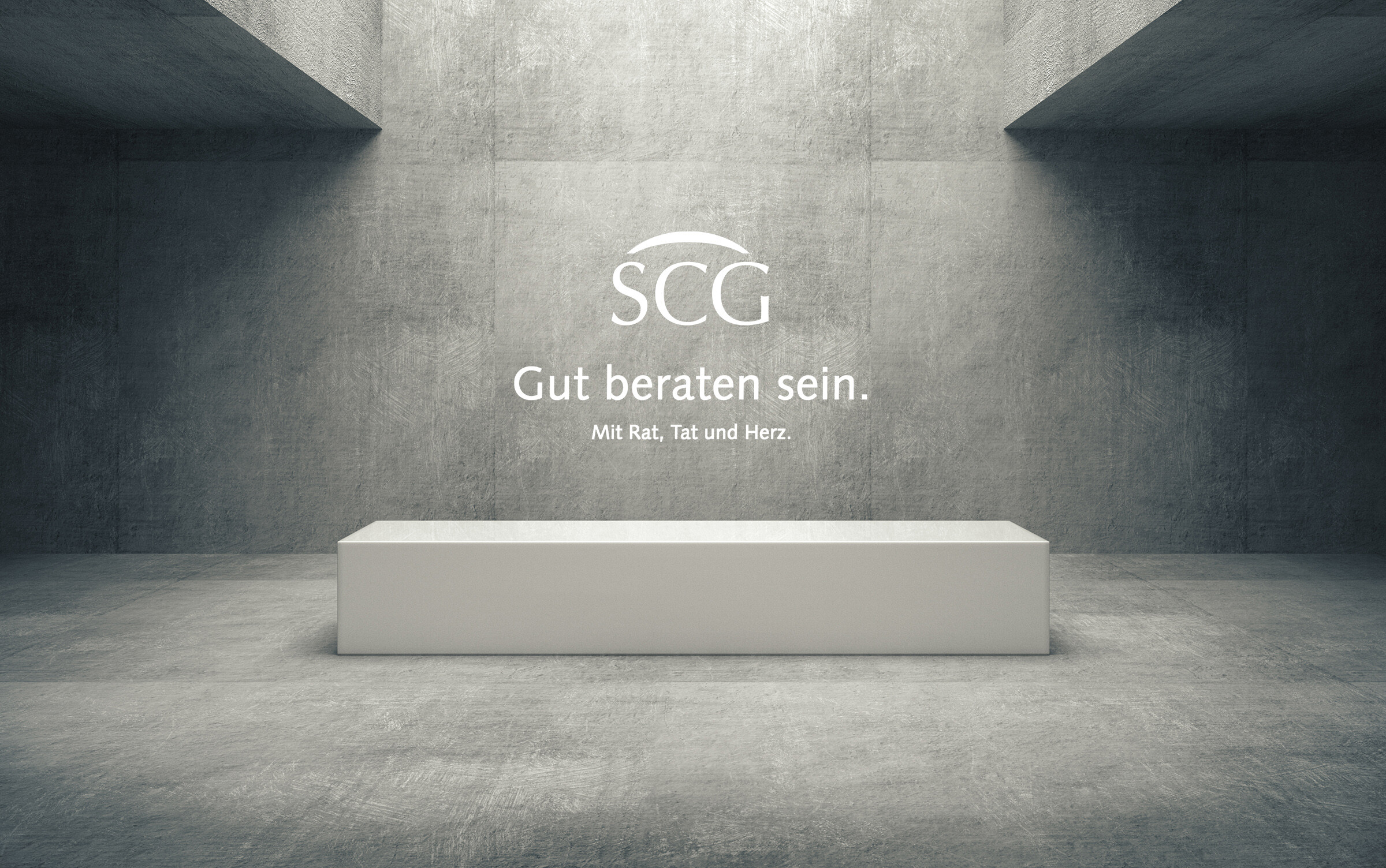 SCG-Logo und Slogan ‚Gut beraten sein. Mit Rat, Tat und Herz.‘ auf einem minimalistischen, grauen Hintergrund, symbolisiert die professionelle Beratungsdienstleistung.