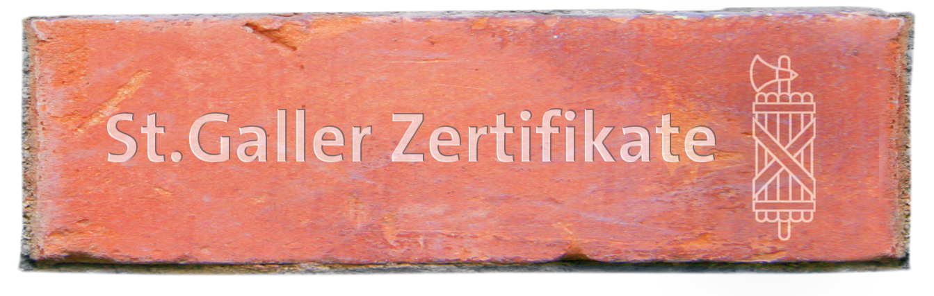 Backsteintafel mit der Aufschrift «St.Galler Zertifikate» und dem Symbol des Kantons St.Gallen. Verweist auf zertifizierte Weiterbildungsabschlüsse der Management School St.Gallen.